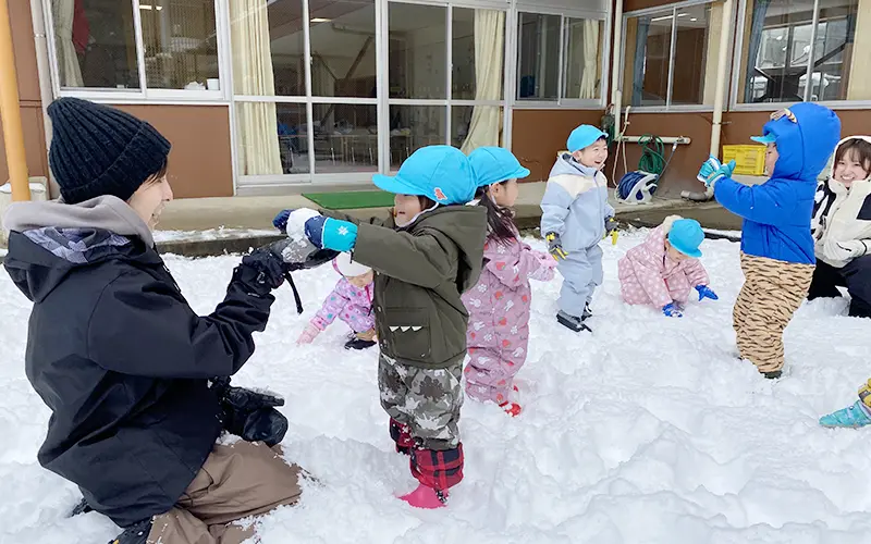 雪遊びをする様子