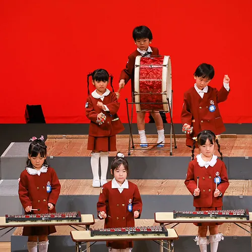 太鼓、鈴、木琴などの楽器演奏を披露する園児