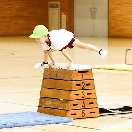 跳び箱を飛ぶ園児