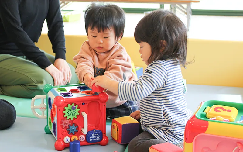 知育玩具で遊ぶ幼児